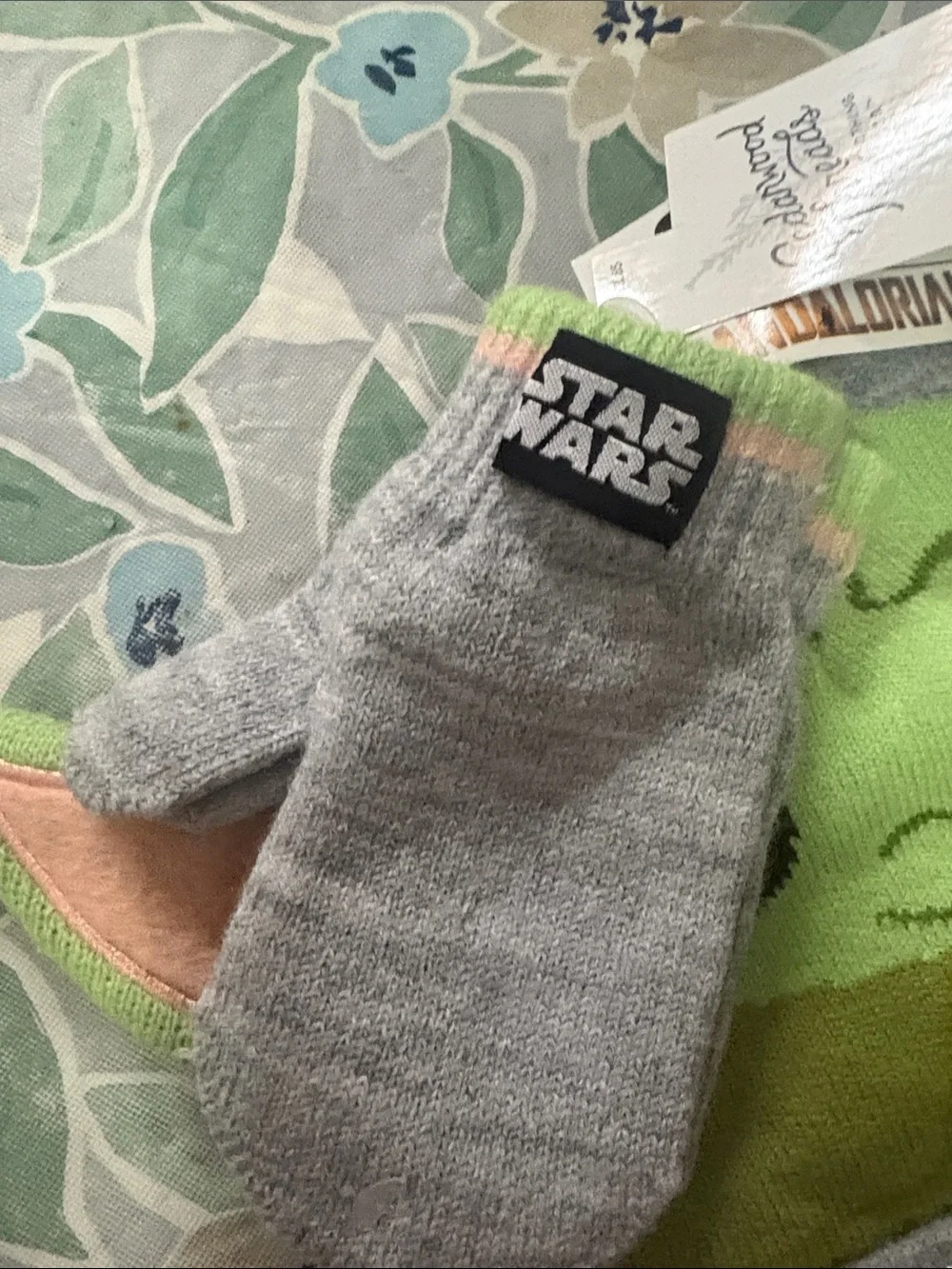 Star Wars The Mandalorian 'Grogu' Kids Green & Gray Beanie with Mittens